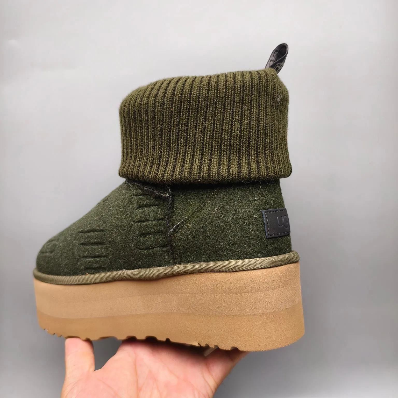 💰600 UGG sheepskin all-in-one snow boots 4047 suede LOGO wool top thick-soled boots Color: Gray Black Green Matching Size: 35-40